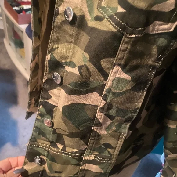 Camo Jean jacket. Sz large. Lots of details. - Picture 3 of 9